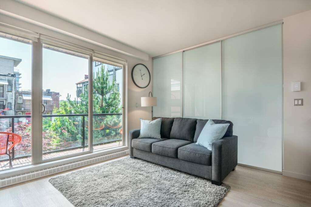Clean 3Rd Floor Executive 1 Bedroom Apt In Old Town China Town Виктория Екстериор снимка