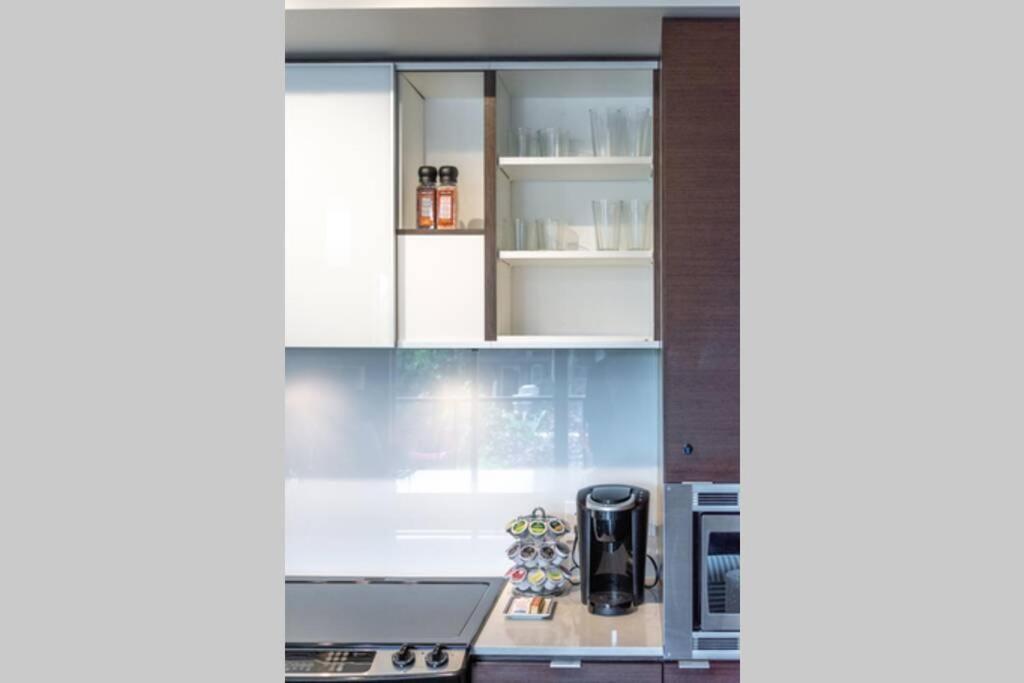 Clean 3Rd Floor Executive 1 Bedroom Apt In Old Town China Town Виктория Екстериор снимка