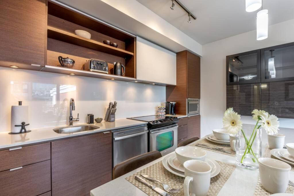 Clean 3Rd Floor Executive 1 Bedroom Apt In Old Town China Town Виктория Екстериор снимка