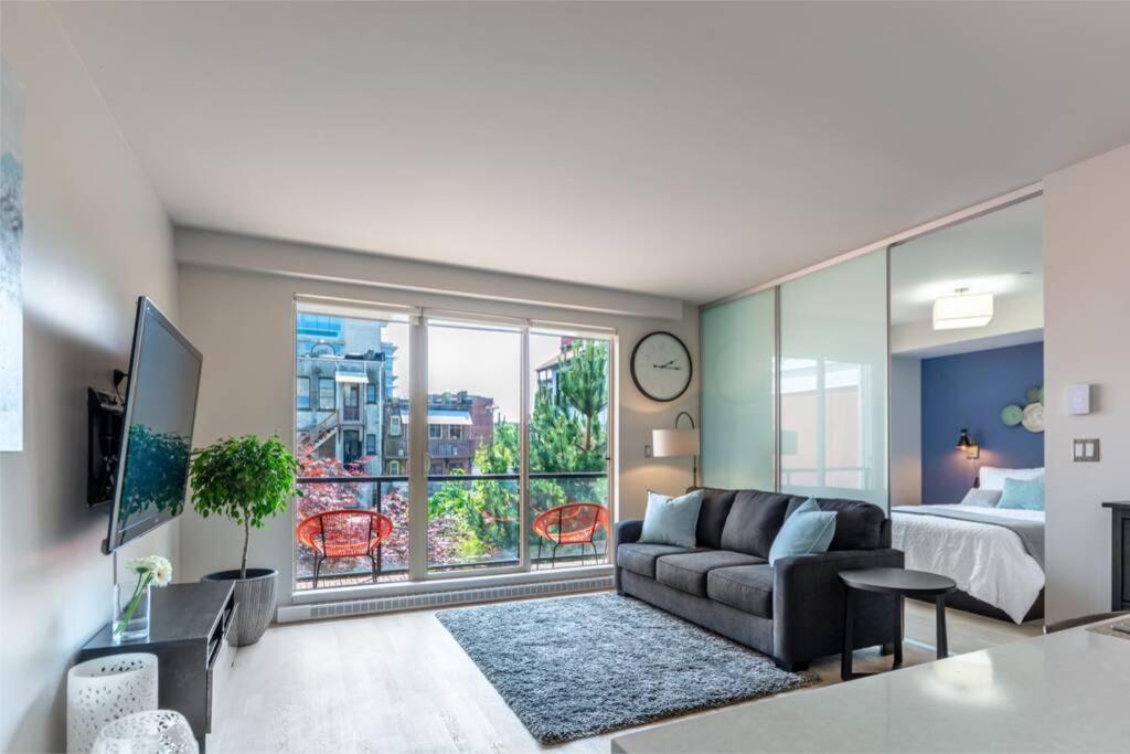 Clean 3Rd Floor Executive 1 Bedroom Apt In Old Town China Town Виктория Екстериор снимка