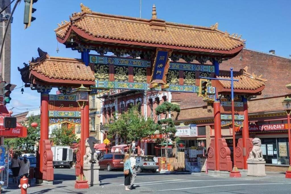 Clean 3Rd Floor Executive 1 Bedroom Apt In Old Town China Town Виктория Екстериор снимка