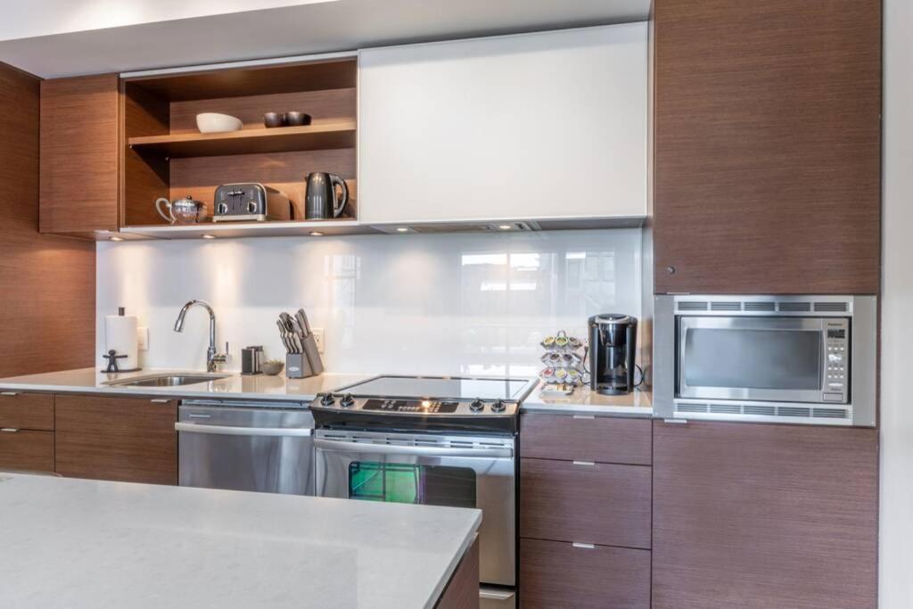 Clean 3Rd Floor Executive 1 Bedroom Apt In Old Town China Town Виктория Екстериор снимка